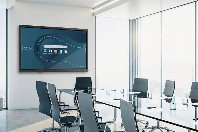 Monitor interattivo TADI INNEX installato in sala riunioni