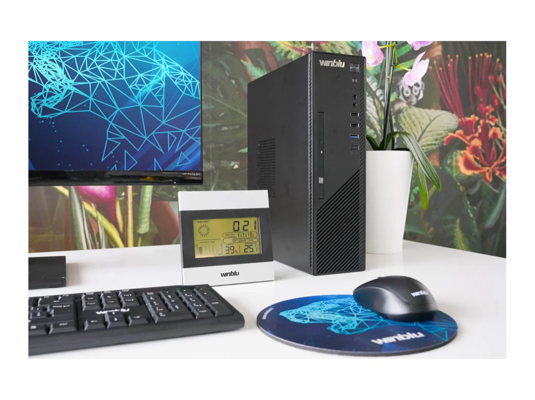 PC desktop Winblu Essential in formato Small Form Factor su una scrivania